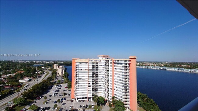 Foto del edificio - 1351 NE Miami Gardens Dr