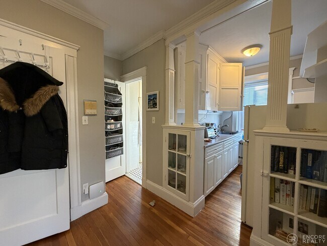 Building Photo - 11 Gray St