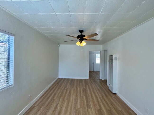 Building Photo - 1465 W Parade St