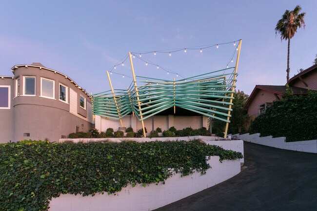 Building Photo - 908 Hyperion Ave