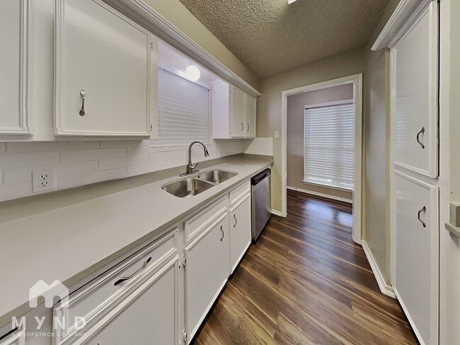 Foto del edificio - 4801 Meadowood Dr