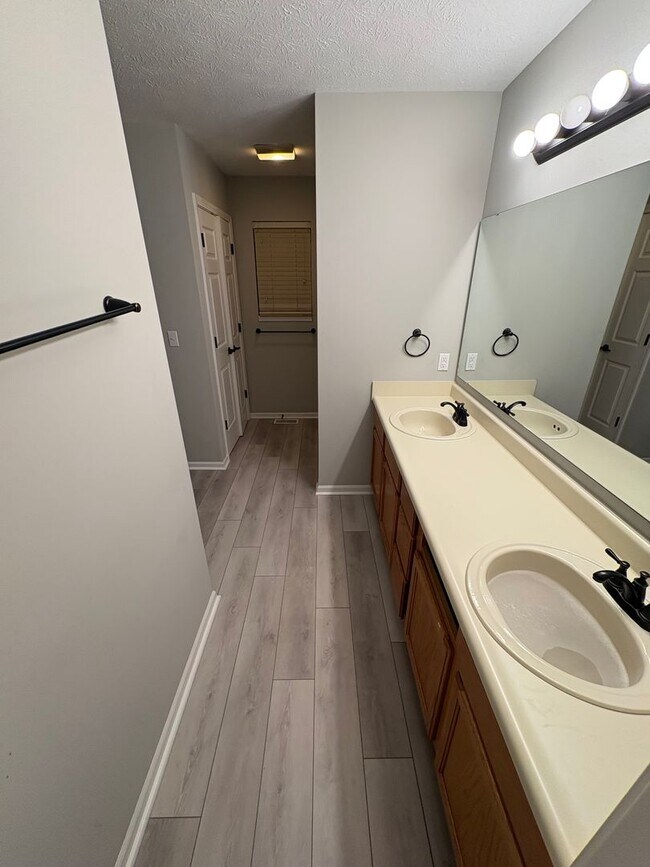Building Photo - 5425 Nighthawk Dr