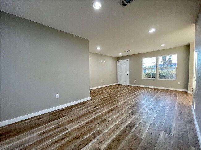 Building Photo - 3 bed 2 bath; Beautifully updated!