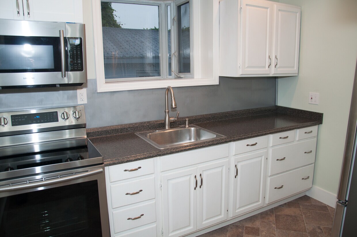 Primary Photo - 130 1/2 W 2nd Ave