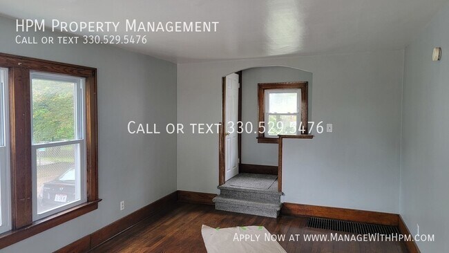 Building Photo - Spacious 3 bedroom 1 and a half bath house...