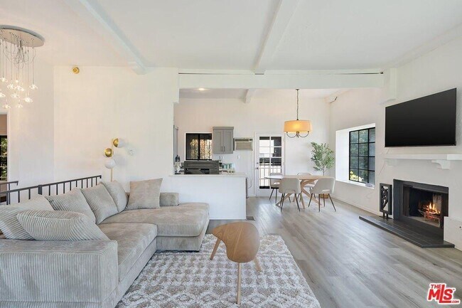 Foto del edificio - 1931 Sunset Plaza Dr