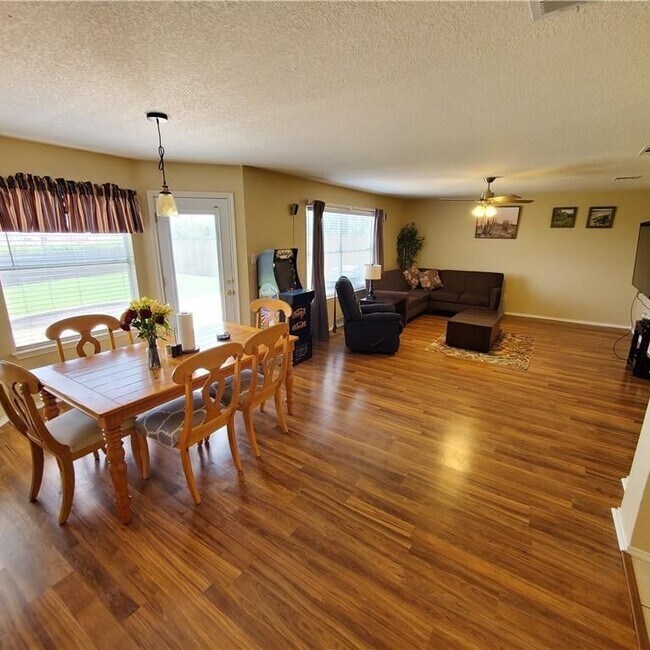 living room - 1607 Jennifer Ct
