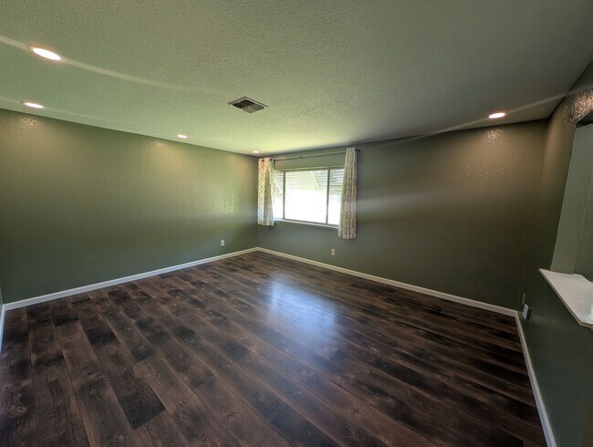 Building Photo - 3 Bedroom House in the Pernie Trail Park N...