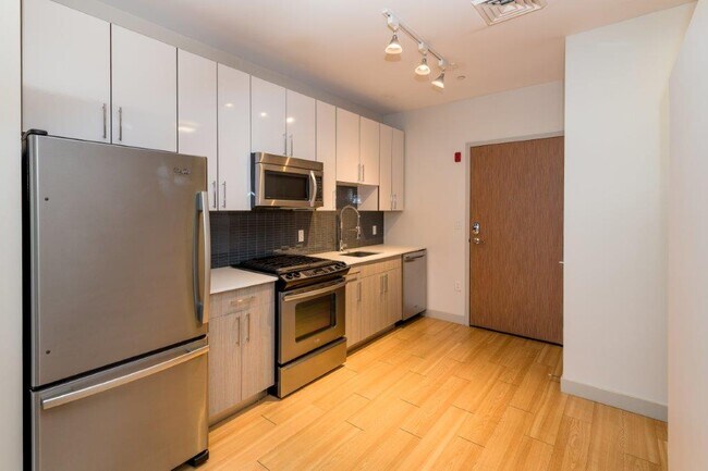 Building Photo - 320 D St
