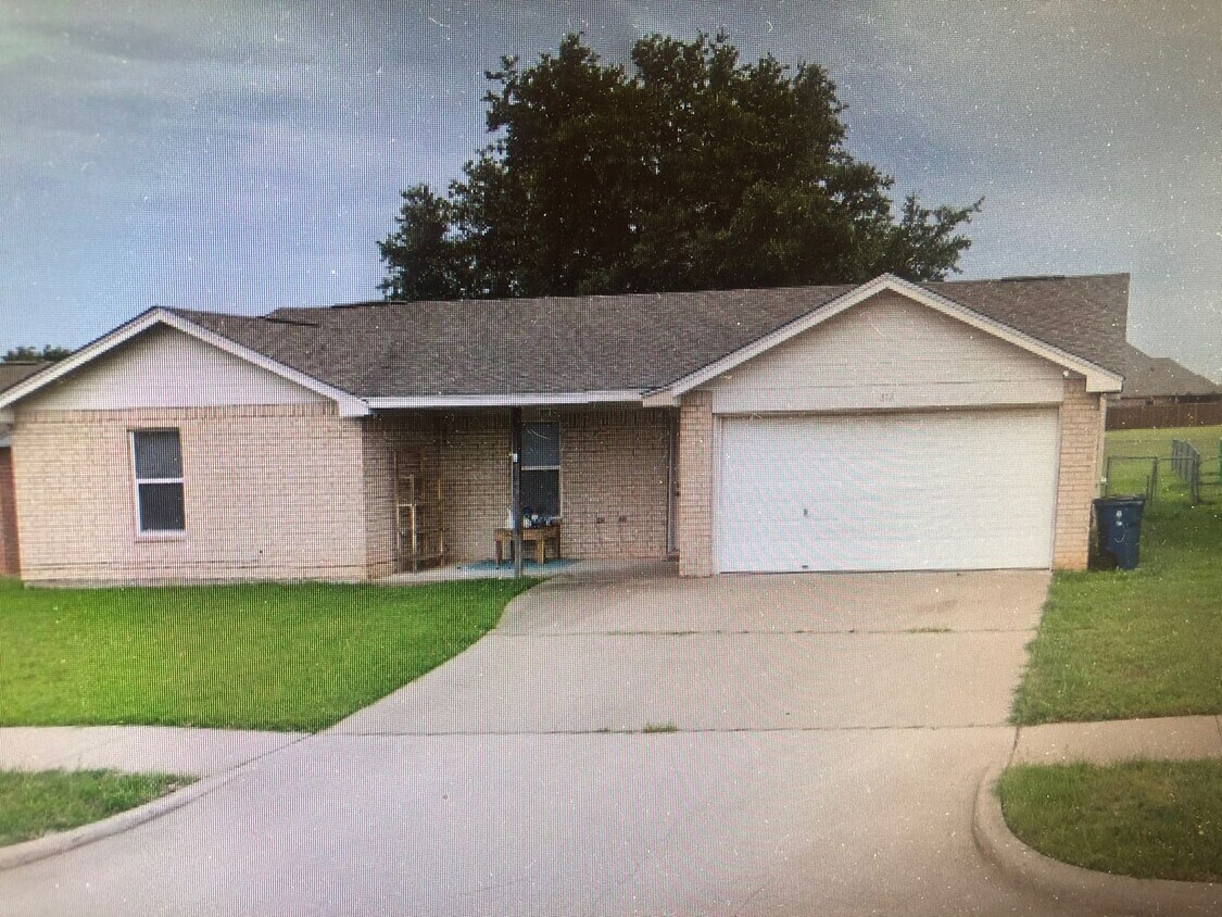 Foto del edificio - Country living! And Front Porch Sitting!! Granbury TX Full Brick 3 bed 2 bath 2 car garage