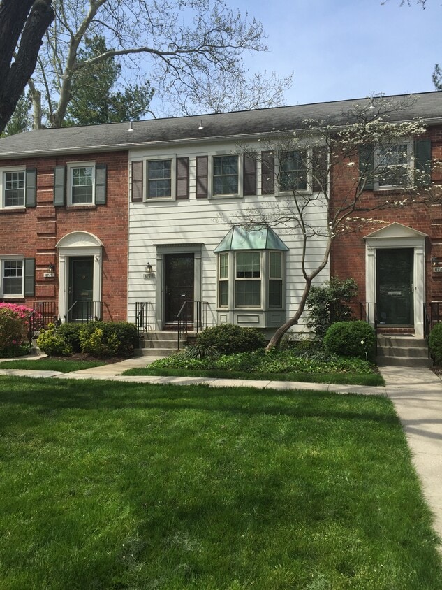 Courtyard View - 6738 Hillandale Rd