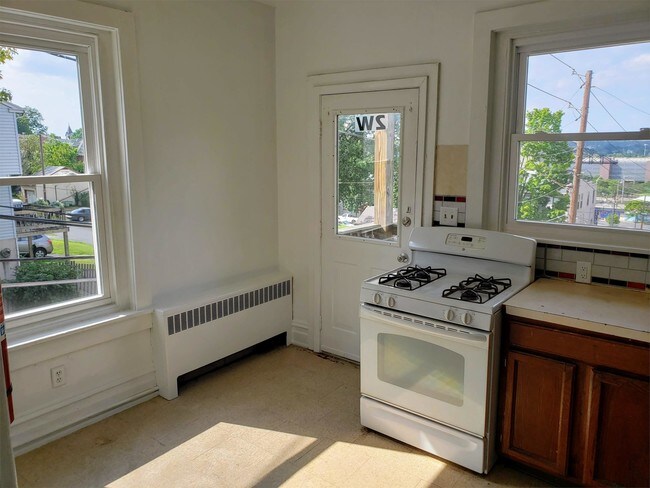 Building Photo - 1401 E 6th St