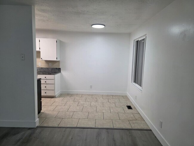 Foto del edificio - 1455 W Layton 4-plex