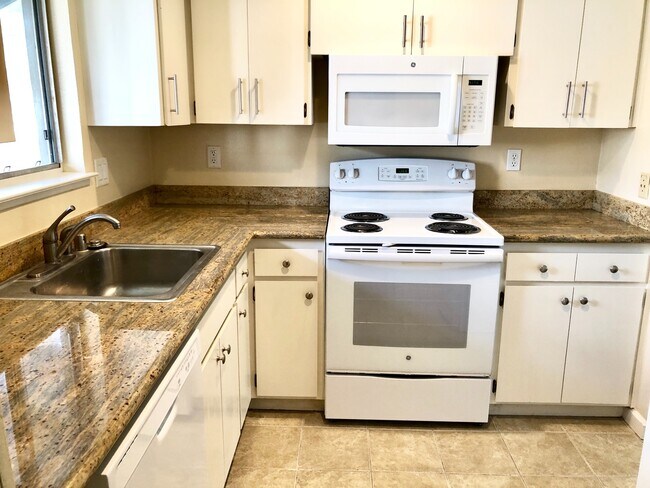 Foto del edificio - Very Nice 1 bedroom in gated community $1295
