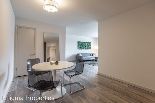 Building Photo - 2 br, 1 bath  - 2867 S. Kinnickinnic Ave.