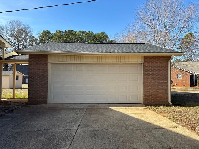 Foto del edificio - Lovely 3-Bedroom, 2-Bathroom Ranch