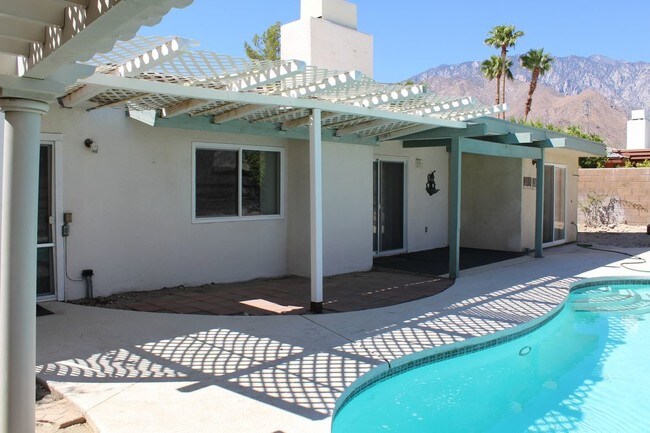 Building Photo - Pool Home on Racquet Club