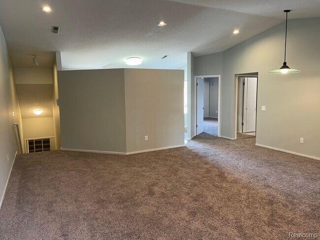 Foto del edificio - 6580 Ridgefield Cir