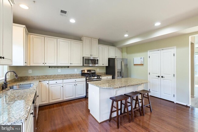 Foto del edificio - 548 Fox River Hills Way