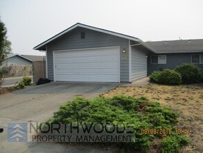 Building Photo - 1391 SW Kokanee Ln