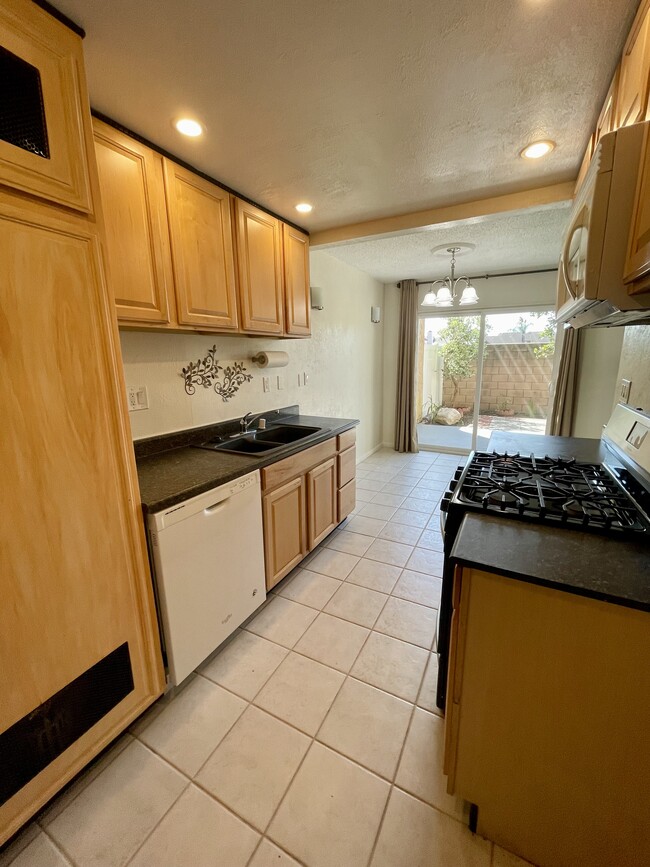 Building Photo - 918 S Mountain Ave