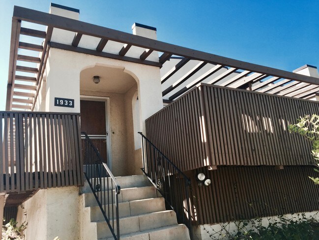 Private Entrance from Street - 1935 N Hoover St