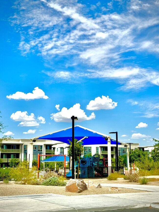 Foto del edificio - AMAZING, CORNER LOT, UPGRADED TOWNHOME IN "HENDERSON!!"  NEXT DOOR TO COMMUNITY DOG PARK!!