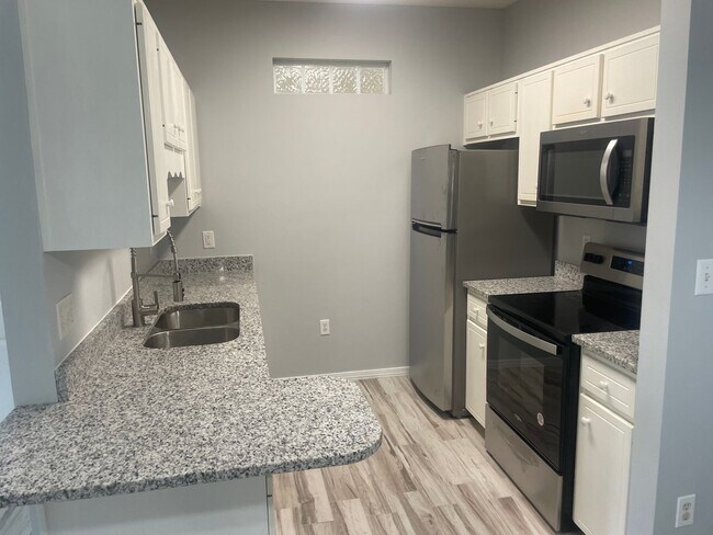 Building Photo - Newly Remodeled 2B/2B Apartment in the Hea...