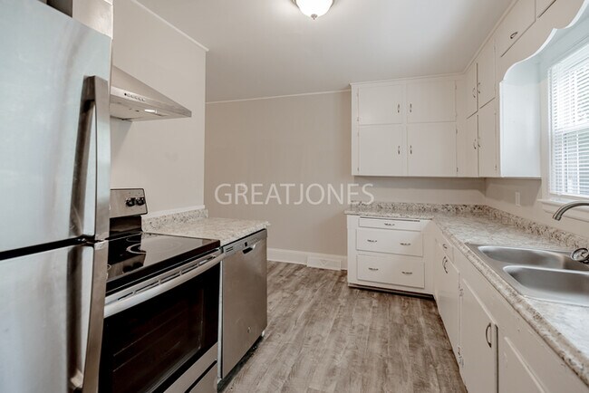 Building Photo - OFFERING 1 MONTH FREE OFF FIRST FULL MONTH...