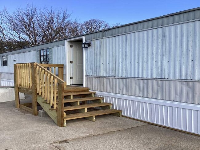 Building Photo - 4614 E Old Trail Rd