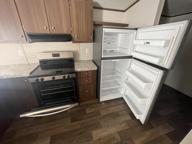 Foto del edificio - 555 Crandlemire Rd