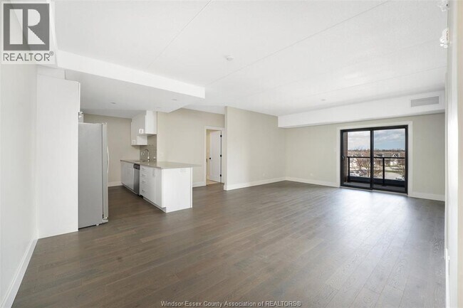 Photo du bâtiment - 2550 Sandwich W Pkwy