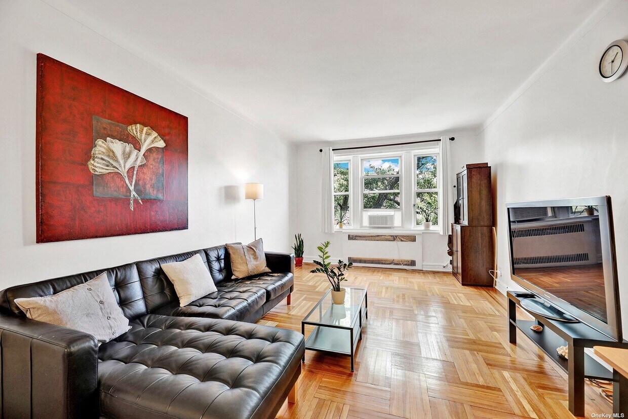 Foto principal - 84-49 168th St