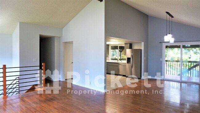Building Photo - 4 Bedroom House With Perfect Location to C...