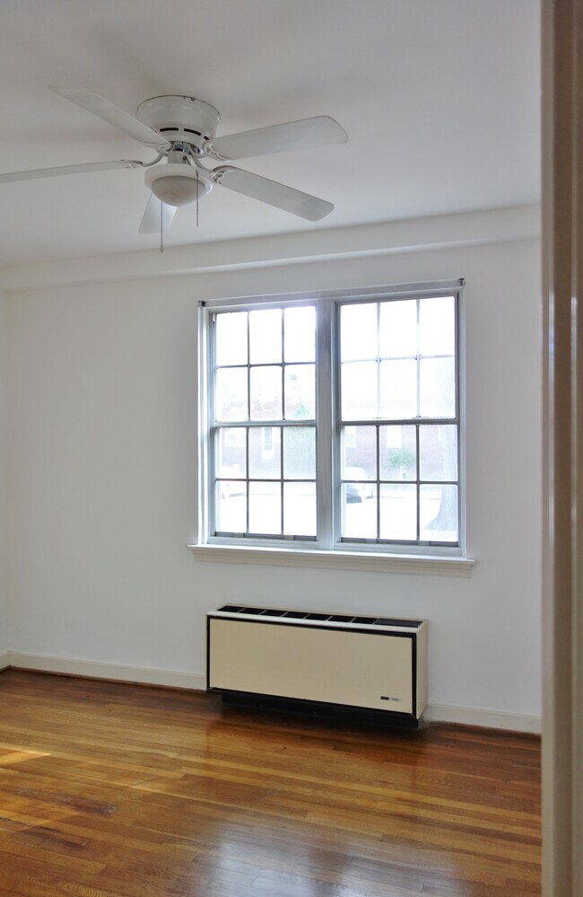 Building Photo - 11 E Glebe Rd