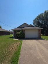 Building Photo - 915 S Oswego Ave