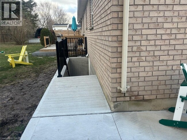 Building Photo - 16 HANLON Pl