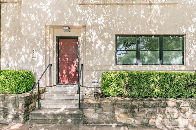 Building Photo - Luxury 3-Bed, 3.5-Bath, 3-Story Townhome w...