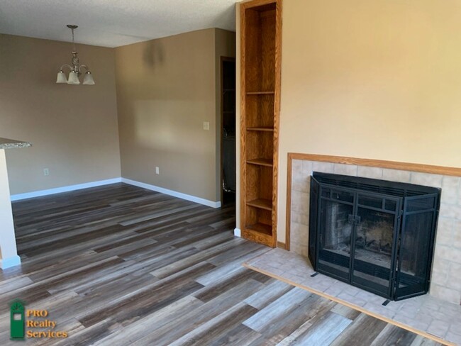 Building Photo - 2 Bedroom Townhome in Maple Grove