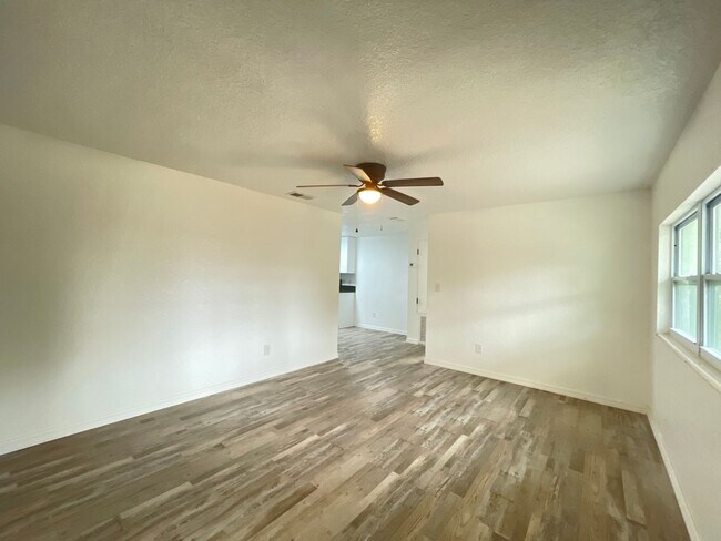 Foto del edificio - Beautifully Renovated 2/1 Duplex in Lake H...