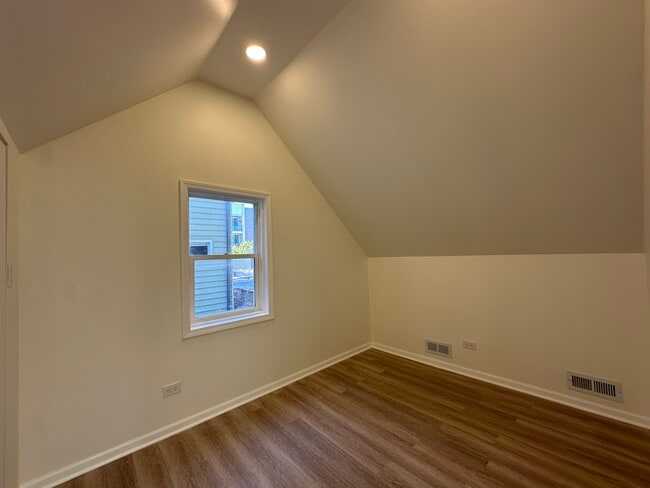 Foto del edificio - 2037 N Damen Ave
