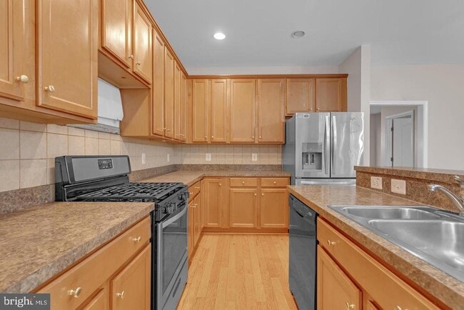 Building Photo - 626 Tailgate Terrace