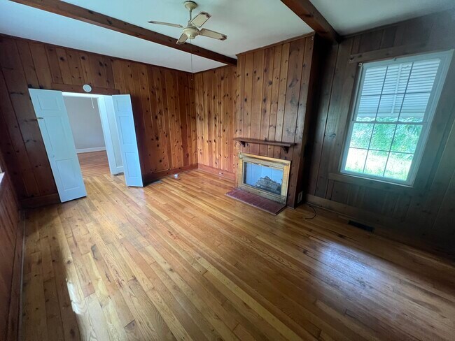 Building Photo - 1604 Hillcrest Blvd