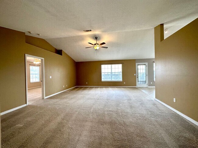 Foto del edificio - Spacious 3 bd/2 ba Open Floor Plan Home fo...