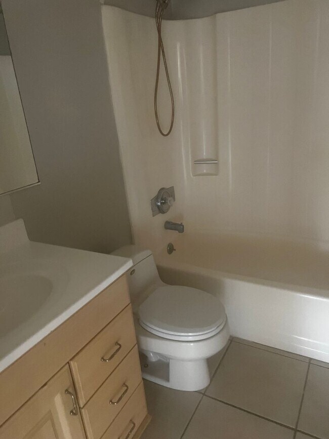 Foto del edificio - 12204 Maltz Ave