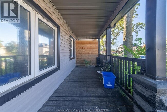 Photo du bâtiment - 1354 McKay Ave