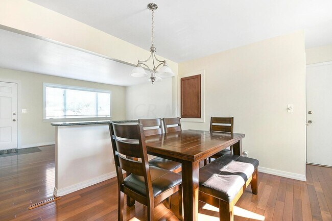 Building Photo - 879 Brentford Drive