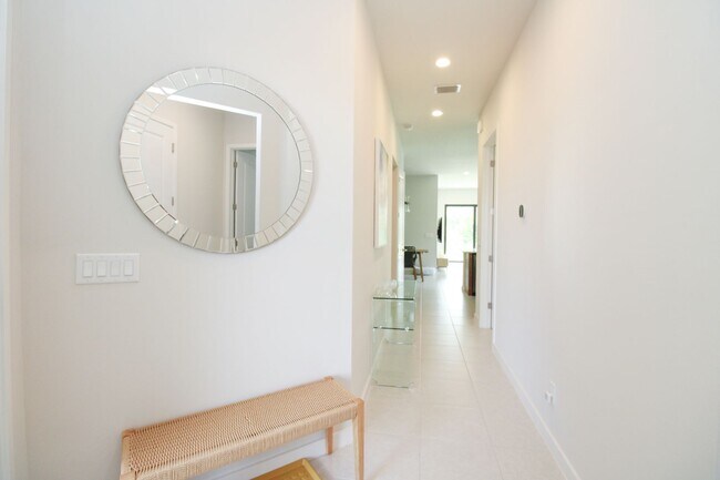 Foto del edificio - ***ANNUAL FURNISHED OR UNFURNISHED***AVAIL...