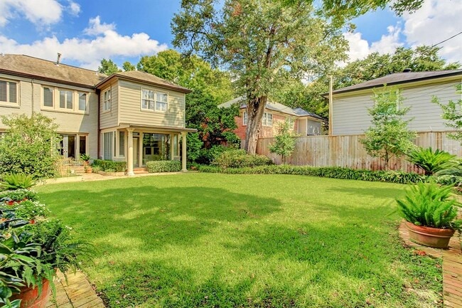 Building Photo - 2515 Reba Dr