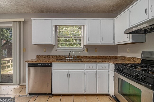 Foto del edificio - 5913 Summerglen Ln